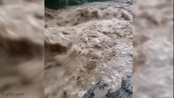 Clip: Khoảnh khắc nước lũ cuồn cuộn đổ về, như muốn