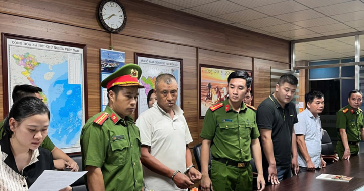 Bắt 1 nhân viên người Trung Quốc đổ hơn 200 tấn chất thải ra môi trường