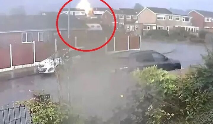 Clip: Sét đánh kinh hoàng, mái nhà dân nổ tung