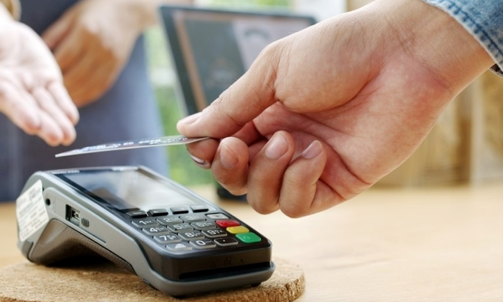 Có sử dụng vượt hạn mức thẻ tín dụng được không?