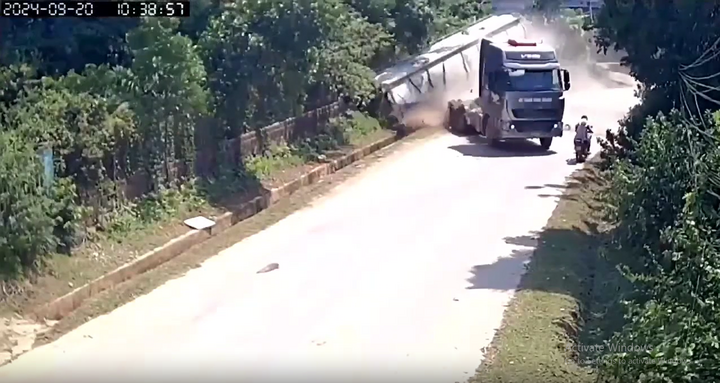 Clip: Kinh hoàng xe bồn bị 