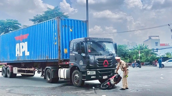 Tin tức tai nạn giao thông mới nhất ngày 26/9: Ô tô bị tàu hỏa tông biến dạng