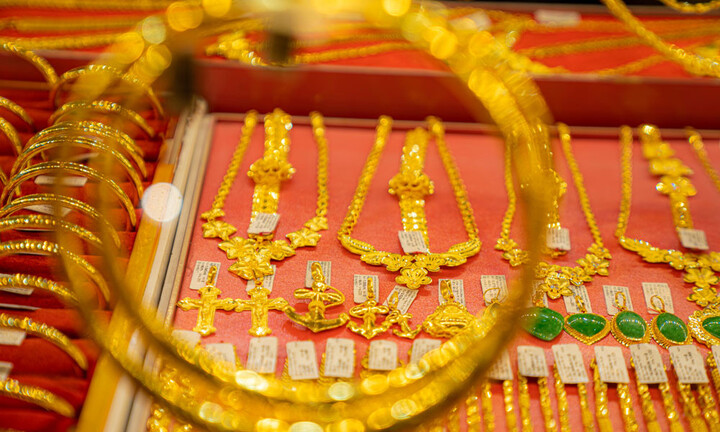 Vàng thế giới tăng giá lên ngưỡng cao kỷ lục, tiết lộ 4 lý do chính