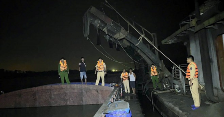 Cảnh sát mật phục trong đêm bắt 2 tàu cát tặc trên sông Hồng