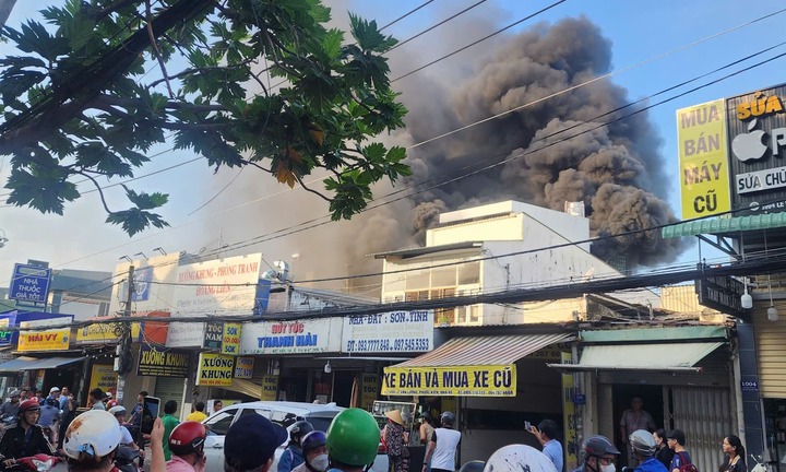 Cháy lớn xưởng khung, phòng tranh ở TP.HCM, nhiều người hoảng hốt tháo chạy