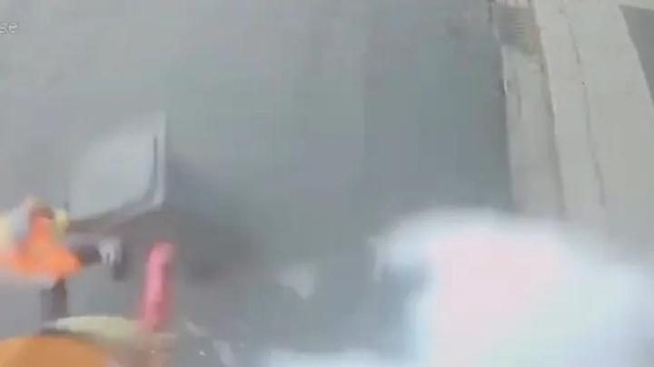 Clip: Anh công nhân thoát khỏi tay 