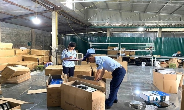 Kiểm tra doanh nghiệp sản xuất bếp từ nghi giả nhãn hiệu Panasonic, Philips