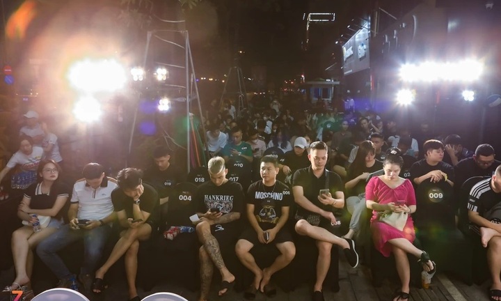 Hàng nghìn người dân xếp hàng, thức xuyên đêm chờ 