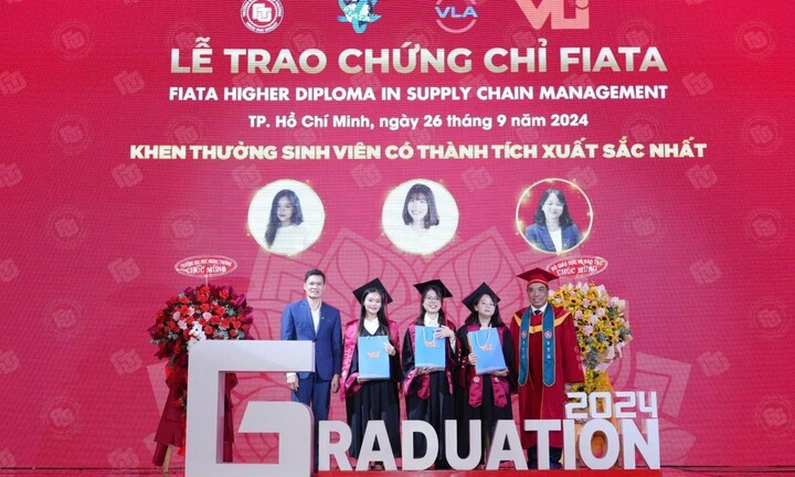 Sinh viên Ngoại thương Cơ sở II nhận song bằng: Bước đệm vững chắc để vươn tầm quốc tế