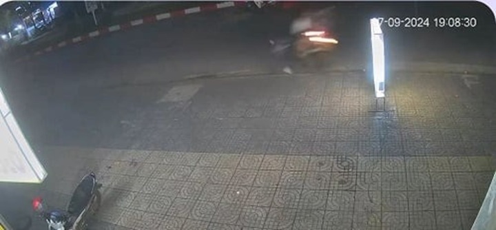 Nam sinh chạy xe máy 