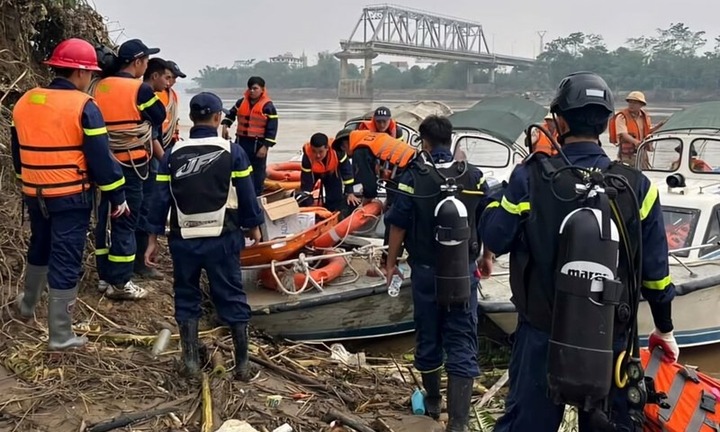Vụ sập cầu Phong Châu: Huy động người nhái tinh nhuệ tìm kiếm nạn nhân mất tích