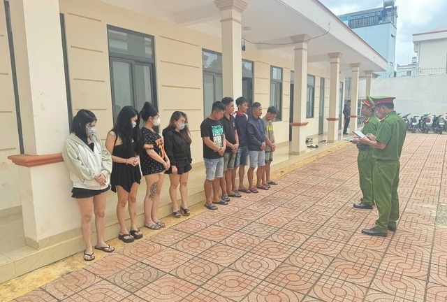 Bắt quả tang 4 nữ tiếp viên cùng khách 