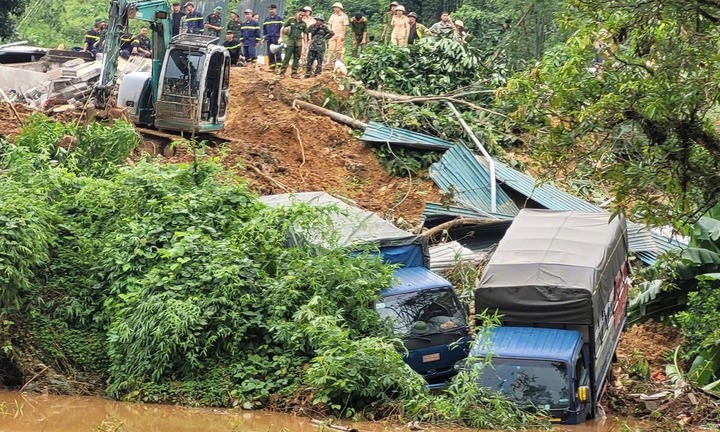 Vụ sạt lở nghiêm trọng ở Hà Giang: Tài xế xe khách kể lại giây phút may mắn thoát khỏi tay 