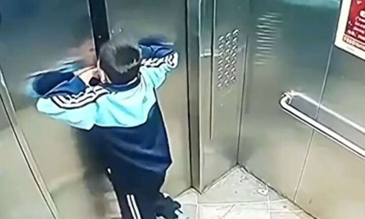 Clip: Kẹt thang máy, bé trai liều mình dùng tay không mở cửa thoát thân