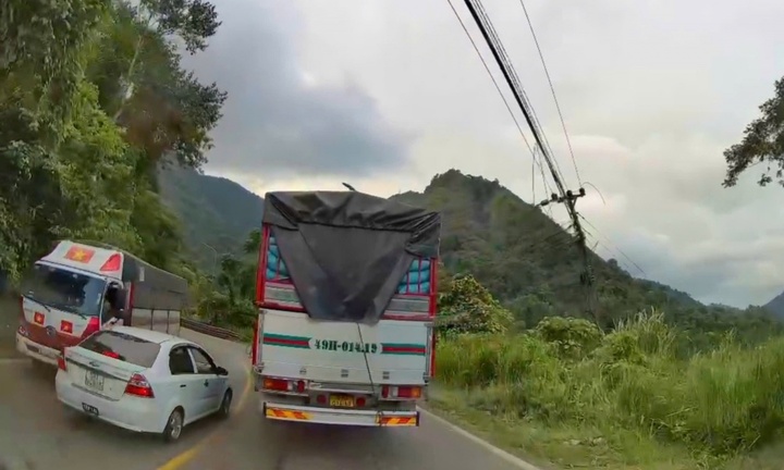 Clip: Xe tập lái vượt ẩu, suýt bị 2 xe tải 