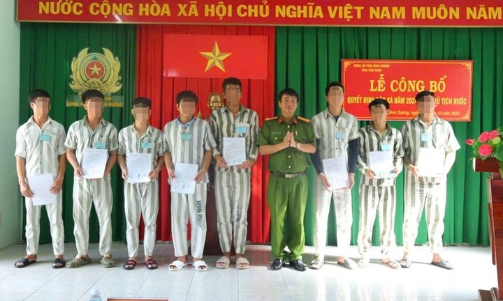 Công an Bình Dương trao quyết định đặc xá cho 30 phạm nhân