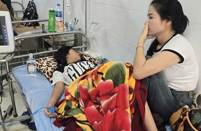 Vụ 13 học sinh nhập viện sau khi uống nước tại cổng trường: Lấy mẫu nước ngọt đi kiểm nghiệm