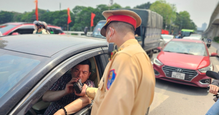 Bỏ đề xuất giảm tiền phạt người vi phạm nồng độ cồn mức tối thiểu