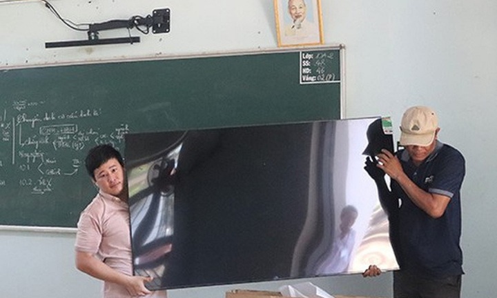 Một trường học ở Bình Định tháo 7 tivi trả phụ huynh, nguyên nhân vì sao?