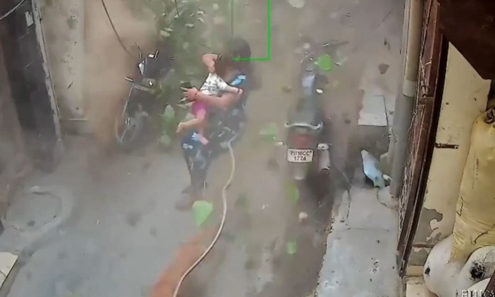 Clip: Tòa nhà 100 tuổi đổ sập, người phụ nữ bế con chạy trốn