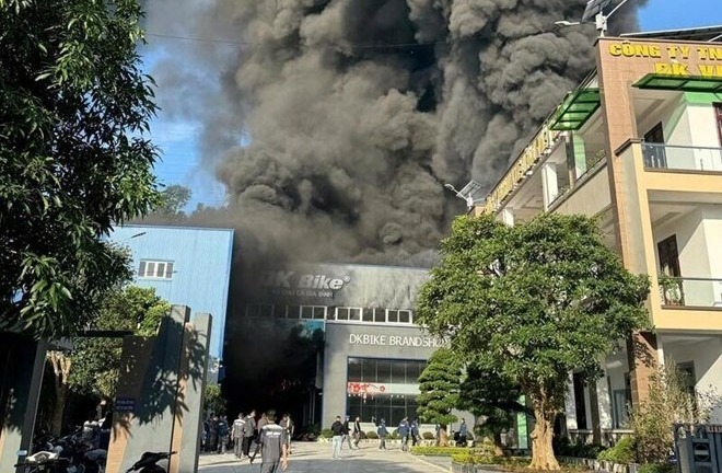 Cháy ngùn ngụt tại xưởng sản xuất xe đạp, xe máy điện ở Lạng Sơn