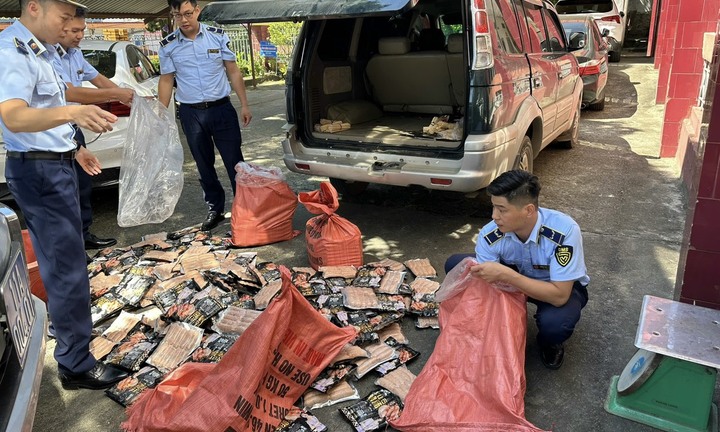 Cao Bằng: Kiểm tra, thu giữ gần 200 kg xúc xích nhập lậu
