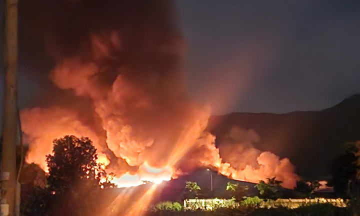 Hơn 2.000 lao động của công ty sản xuất giày da bị cháy phải tạm nghỉ việc