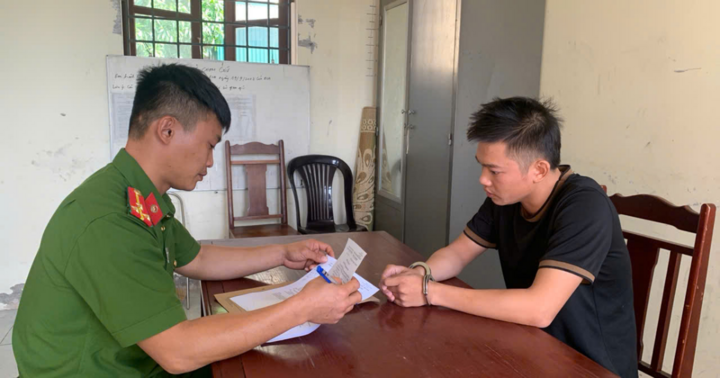 Nam thanh niên dùng dao đe dọa bà chủ cửa hàng điện thoại để cướp tài sản