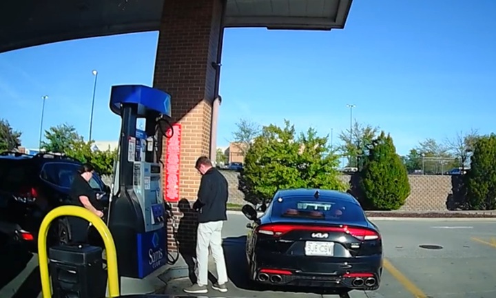 Clip: Chưa tới 30 giây, người đàn ông mất luôn chiếc ô tô mà vẫn không hiểu chuyện gì vừa xảy ra