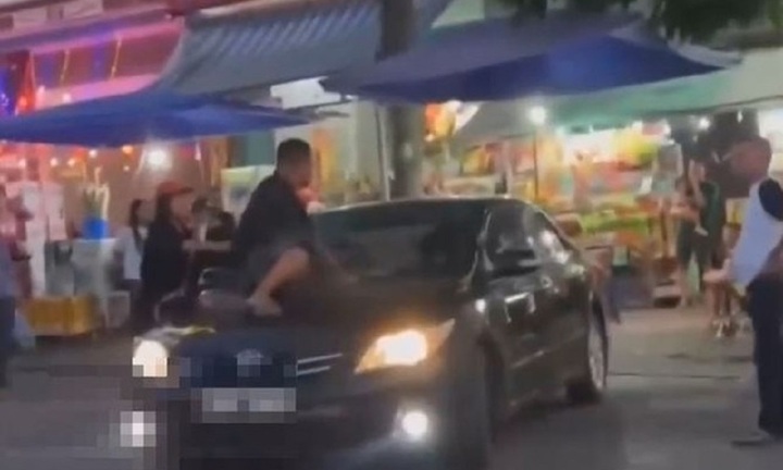 Clip: Người đàn ông nhảy lên nắp capo ô tô, gây xôn xao cả khu phố
