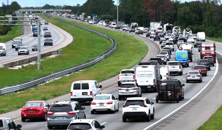 Dòng xe ùn ùn đi di tản trước khi siêu bão Miton mạnh nhất hành tinh 2024 đổ bộ