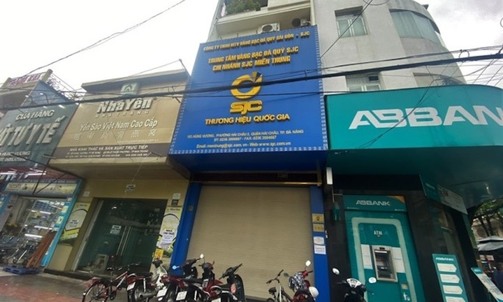 Cửa hàng SJC ở Đà Nẵng 'bỗng dưng' đóng cửa, người ôm vàng đứng ngồi không yên