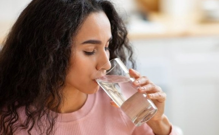 Thói quen uống nước khiến bạn già đi nhanh hơn