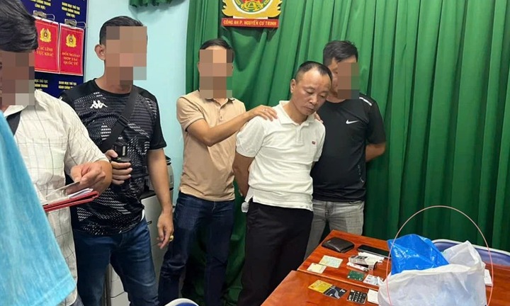 Giả danh công an, người đàn ông bán cháo lòng lừa vợ chồng 