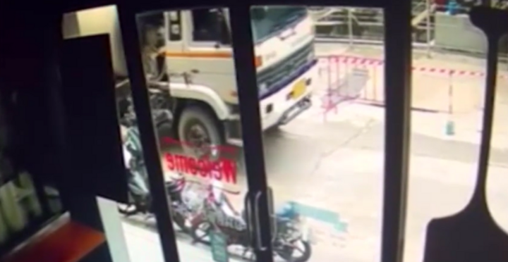 Clip: Rùng mình trước cảnh xe bồn trộn xi măng bị hố tử thần nuốt chửng