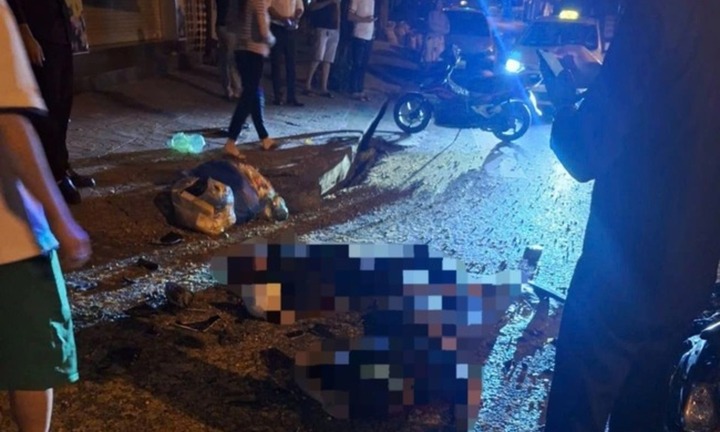 Va chạm ô tô ở ngã tư, hai thanh niên đi xe máy tử vong