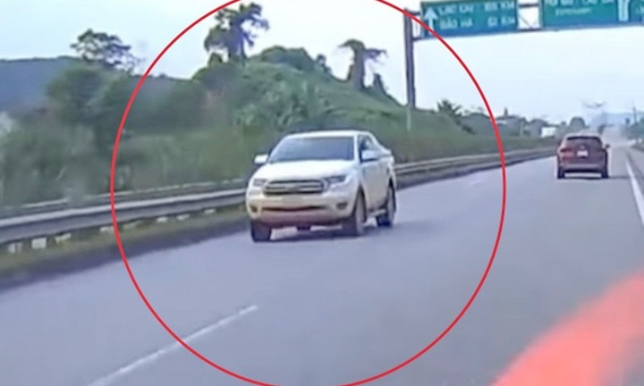 Clip: Tài xế bất ngờ phát hiện xe bán tải phóng ngược chiều vun vút trên cao tốc