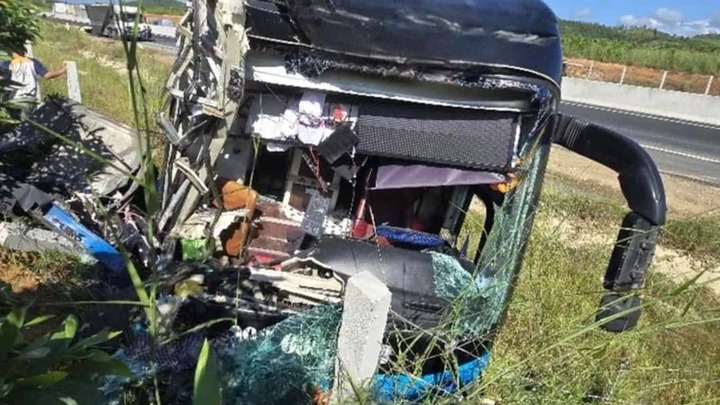 Xe khách bị bể nát phần đầu sau khi tông xe tải trên cao tốc, 4 người bị thương