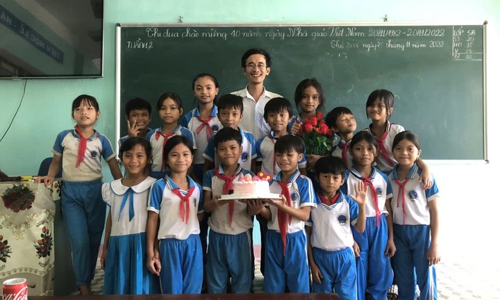 Xúc động cảnh học sinh khóc như mưa khi biết thầy giáo chuyển trường về xuôi