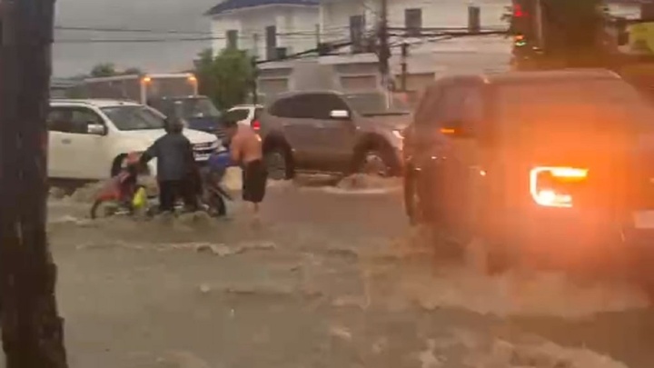 Clip: Tài xế ở Bình Dương chặn dòng nước chảy xiết, giúp người dân lưu thông 