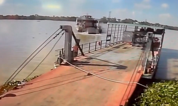 Clip: Kinh hoàng cảnh xe tải bất ngờ lao về phía trước, rơi từ phà xuống sông