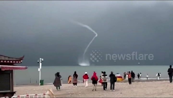 Clip: Vòi rồng khổng lồ bất ngờ xuất hiện trên hồ Thanh Hải 