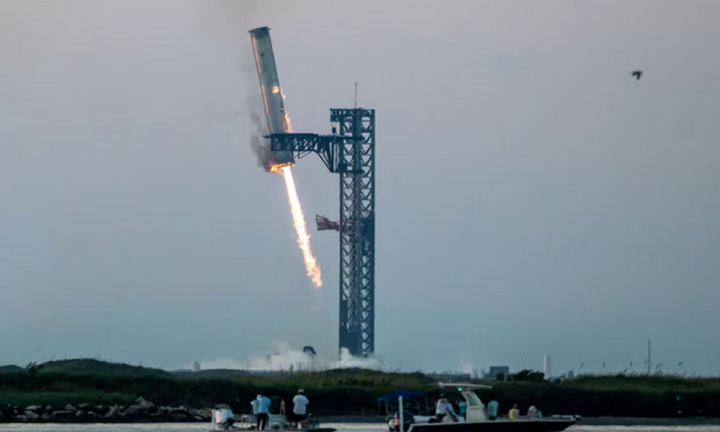 SpaceX của tỷ phú Elon Musk ngoạn mục làm nên lịch sử, thu hồi thành công tên lửa đẩy sau khi phóng