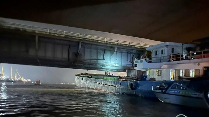 Tin tức tai nạn giao thông mới nhất ngày 15/10: Tàu hàng mắc kẹt dưới gầm cầu