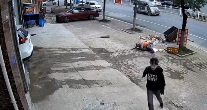 Clip: Trâu điên lao trực diện vào người dọn rác, người dân sợ bỏ chạy tán loạn