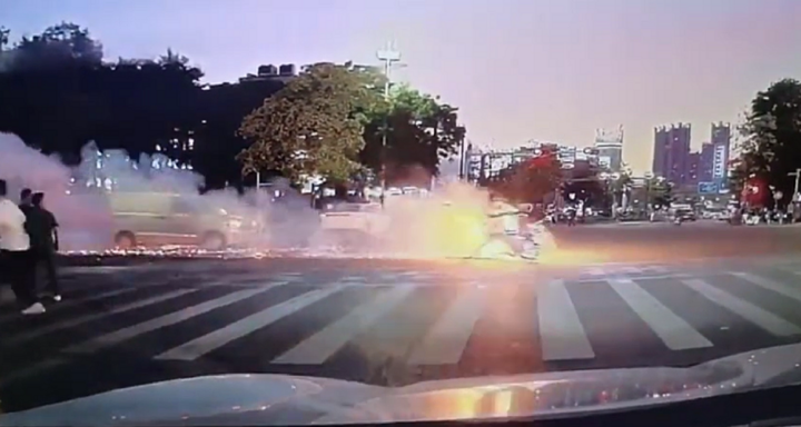 Clip: Kinh hoàng xe điện bỗng chốc hóa 