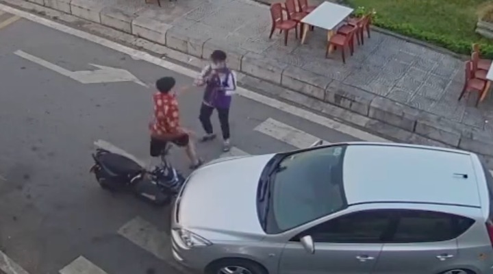 Làm rõ vụ tài xế ô tô đi ngược chiều, đuổi đánh học sinh sau va chạm giao thông