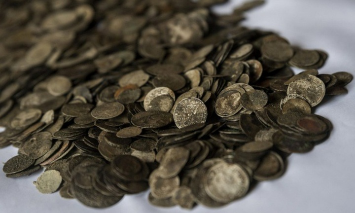 Sông cạn nước do hạn hán, kho báu vàng bất ngờ lộ thiên