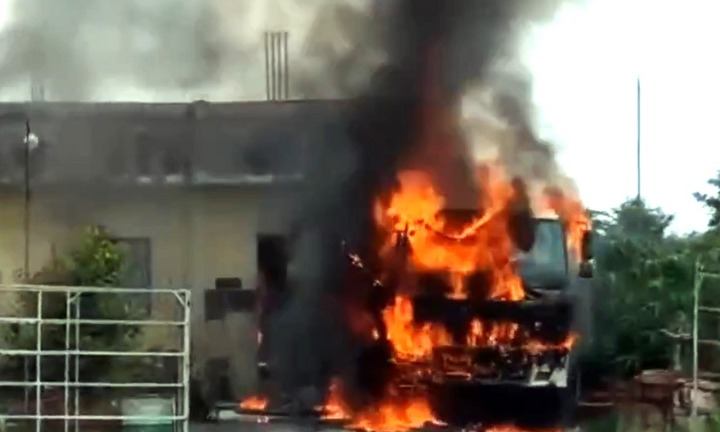 Xe bồn bốc cháy ngùn ngụt khi đang tiếp nhiên liệu tại cây xăng