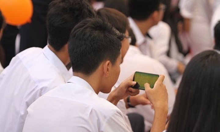 Những địa phương nào cấm học sinh sử dụng điện thoại trong lớp học?